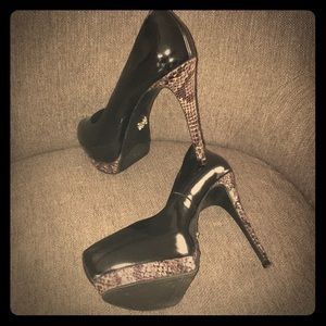 Vera Wang Black heels